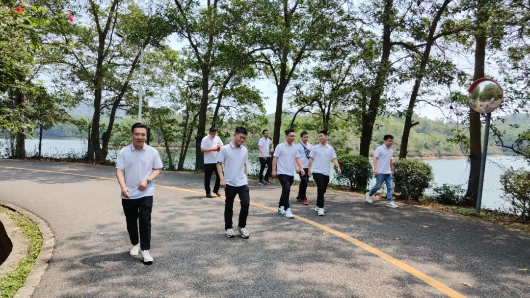 覽紅花湖美景，鑄藍柯路精神