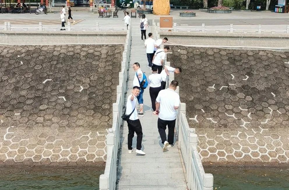 覽紅花湖美景，鑄藍柯路精神