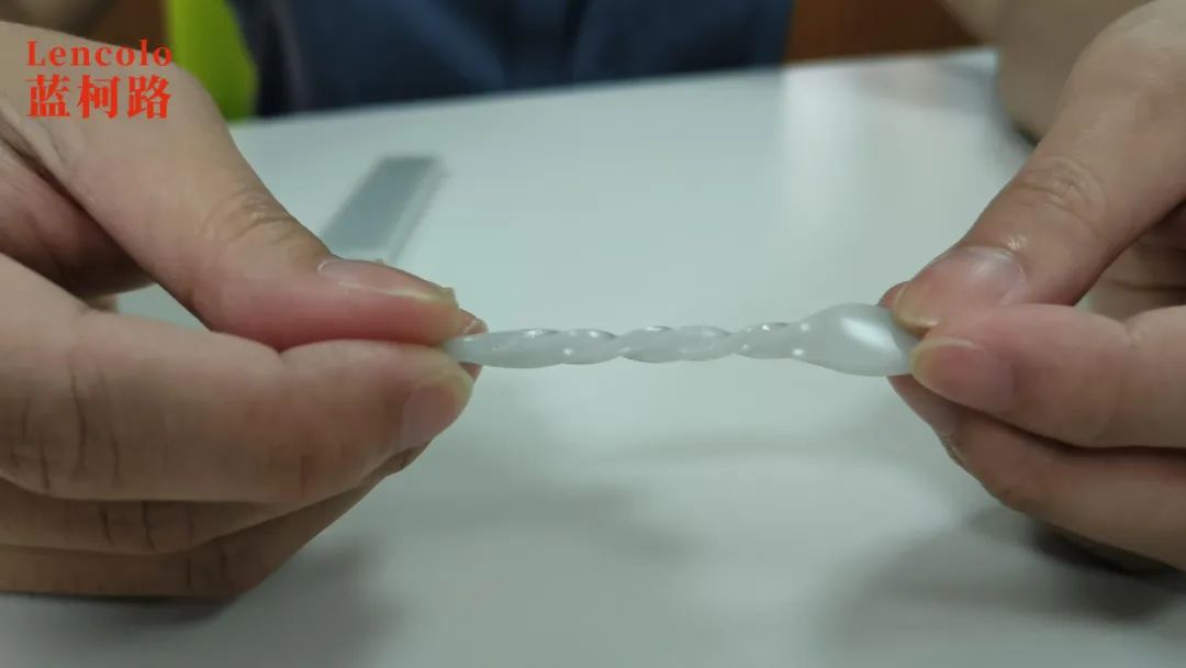 　回彈性好，按壓彎曲后模型形狀恢復(fù)速度快;柔韌性好，折疊不易斷裂;還具有一定的抗撕