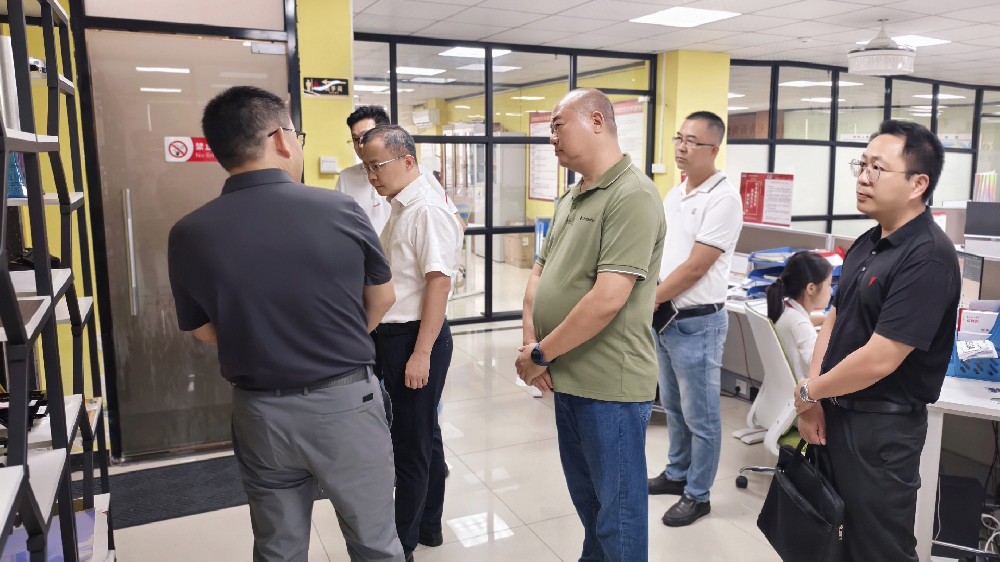 心系企業(yè)，情暖藍(lán)柯路——陳鎮(zhèn)長及鎮(zhèn)領(lǐng)導(dǎo)團(tuán)隊(duì)親臨指導(dǎo)，共繪發(fā)展藍(lán)圖